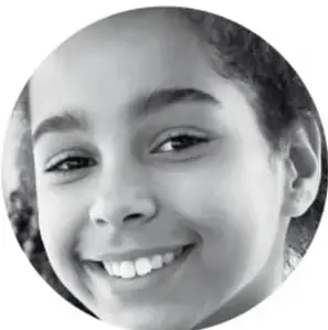 Fotografía circular en blanco y negro de una niña sonriente.