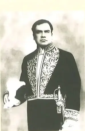Fotografía de Rubén Darío, poeta nicaragüense (1867-1916). Retrato en blanco y negro o sepia del poeta con traje formal. Aparece en el panel lateral derecho con la descripción de su rol como máximo representante del modernismo. Crédito: Wikimedia Commons.