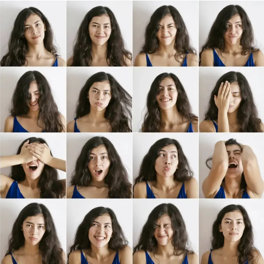 Registro fotográfico conformado por 16 imágenes en cuadrícula (4 filas × 4 columnas) de una misma joven mostrando distintas expresiones faciales: sonrisa, gesto de asombro, ceño fruncido, boca de pato, carcajada, gesto de disgusto, expresión alegre, cubrirse un ojo, cubrirse el rostro con ambas manos con la boca abierta, boca sorprendida, gesto juguetón, manos en la cabeza con los ojos cerrados, mirada serena, sonrisa de lado, cara de enojo y expresión neutra.