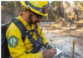 Bombero forestal en acción, representando la protección contra incendios y la preservación.