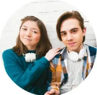 Fotografía de dos adolescentes (una niña y un niño) posando juntos, correspondiente al tema de la madurez biológica.