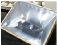 Fotografía de una estufa solar hecha con material reflectante.