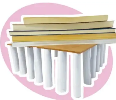 Tabla de madera sostenida por muchos tubos de papel verticales como columnas, dentro de un círculo rosa.