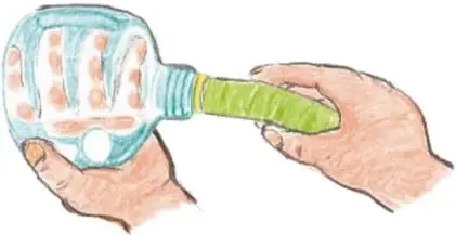 Manos uniendo el embudo de botella a un tubo verde de 25 cm que representa el esófago.