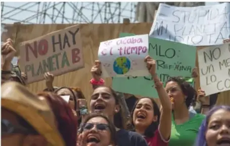 Jóvenes con carteles que dicen 'NO HAY PLANETA B' y 'STOP AL PLANETA'.