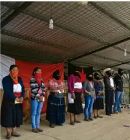 Mujeres indígenas en una reunión o asamblea.
