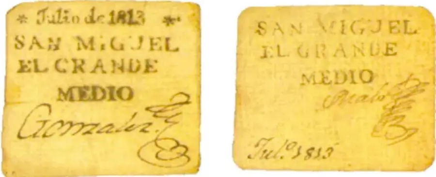 Fotografía de dos billetes de cartón escritos a mano: 'Julio de 1813, San Miguel el Grande, Medio, González' y 'San Miguel el Grande, Medio, Julio de 1813'.