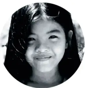 Fotografía circular en blanco y negro de una niña sonriente, probablemente estudiante participante del proyecto.