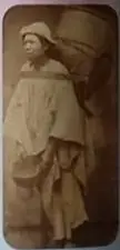 Fotografía sepia de un aguatero antiguo de Quito.
