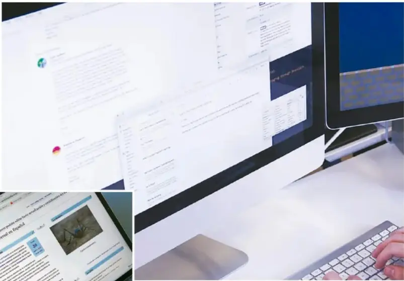 Computadora de escritorio con ventanas abiertas de documentos y navegación web, con manos sobre el teclado.