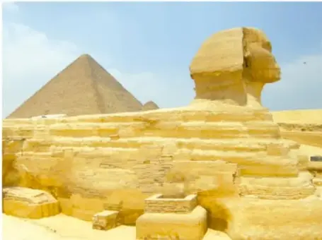 Pirámide y Gran Esfinge de Giza en Egipto.