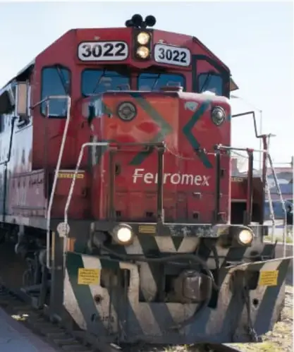 Locomotora moderna roja y blanca de Ferromex con el número 3022, que representa los trenes actuales que usan combustible.