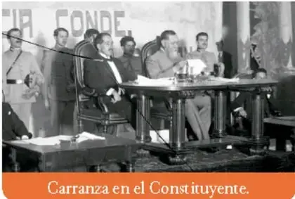 Fotografía en blanco y negro de Venustiano Carranza y otros hombres en el Congreso Constituyente, con la leyenda 'Carranza en el Constituyente'.