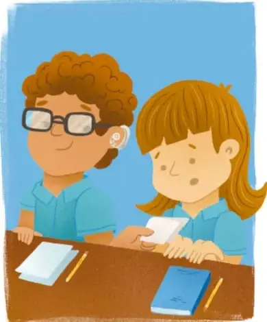 Dos niños en un pupitre: el niño de lentes sonríe mientras la niña lee una notita; sobre la mesa hay hojas, lápices y un cuaderno azul.