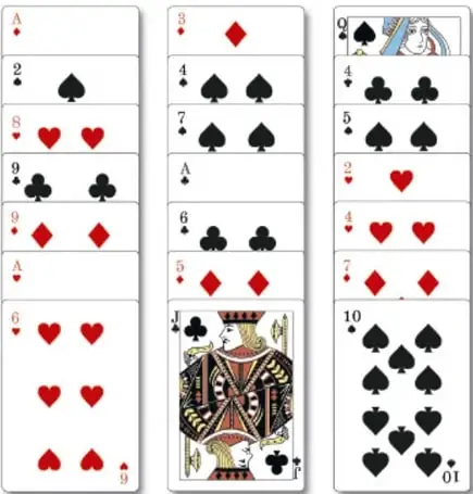 Tres columnas de cartas de la baraja espanola mostrando el reparto.