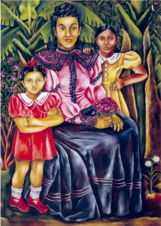 Reproducción de la pintura *Mis sobrinas* de María Izquierdo: una mujer adulta sentada al centro con vestido rosa y encaje oscuro, sosteniendo un ramo de flores moradas; a su izquierda una niña con vestido rojo y brazos cruzados; a su derecha una niña con vestido amarillo; fondo de hojas grandes verdes y flores.
