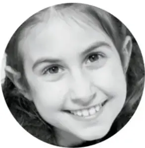 Fotografía de una niña sonriente.