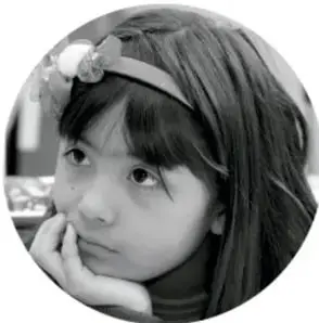 Fotografía circular en blanco y negro de una niña de primaria apoyada en la mano, con mirada pensativa, que ilustra la reflexión del texto.