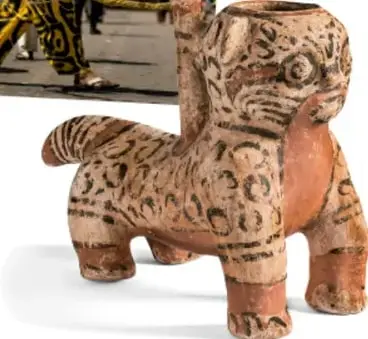 Fotografía de danzante con máscara y traje amarillo con manchas negras imitando al jaguar.