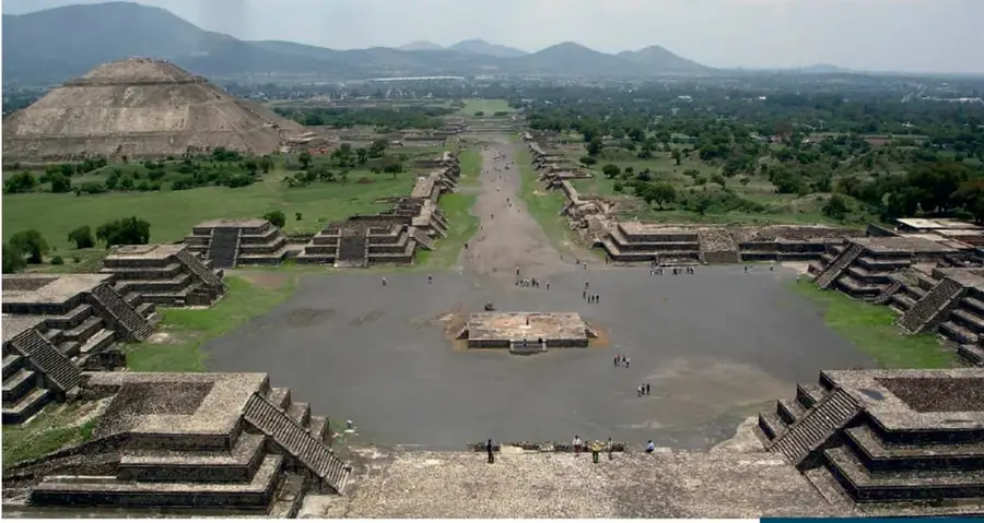 Vista panorámica de Teotihuacan con la Calzada de los Muertos, la Pirámide del Sol a la izquierda y plataformas laterales.