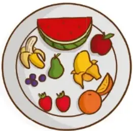Plato con frutas: sandía, plátano, manzana, fresa, uva, pera y mango.