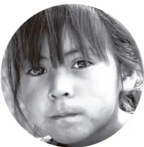 Fotografía en blanco y negro de una niña de primaria con flequillo, rostro serio, dentro de un recorte circular; acompaña la sección Reorientamos.