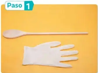 Fotografía de una cuchara de madera y un guante de goma blancos sobre fondo amarillo, los dos materiales que se explorarán.