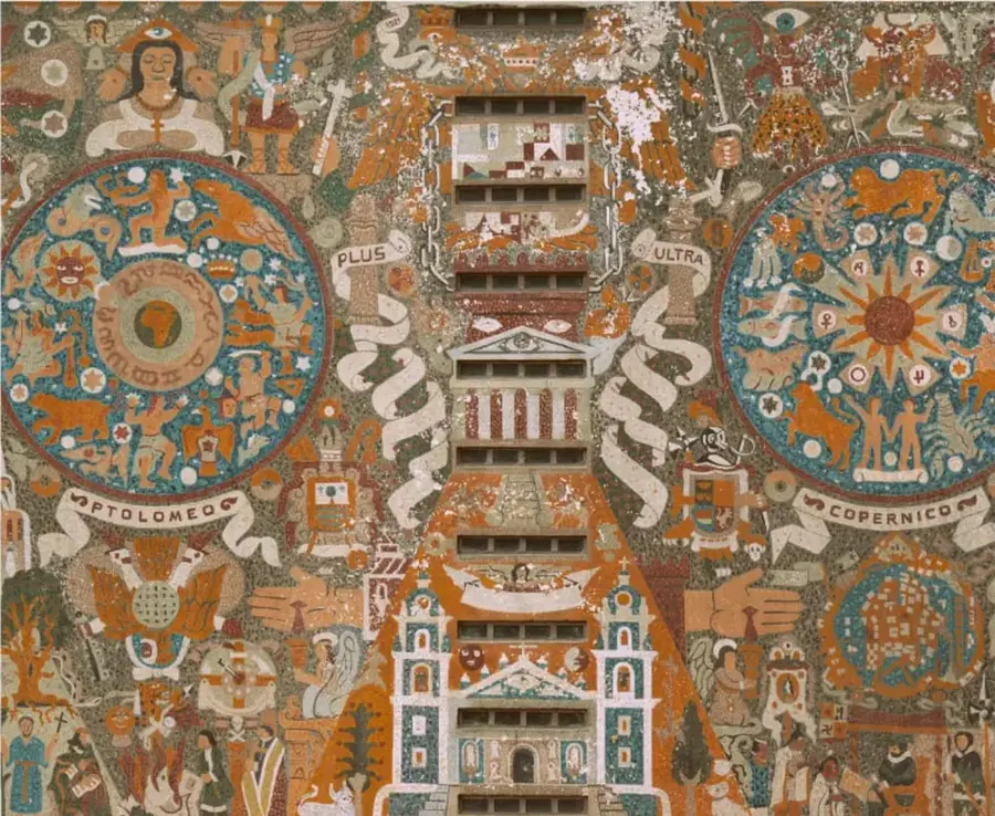 Fotografía de un gran mosaico mural de piedra de colores que cubre una fachada de edificio: dos grandes círculos astronómicos con medallones rotulados PTOLOMEO y COPERNICO, el lema PLUS ULTRA, figuras de dioses, animales, manos, iglesias y un templo; corresponde a la fachada de mosaico de la Biblioteca Central de la UNAM (obra de Juan O'Gorman), aunque la página no lo rotula.
