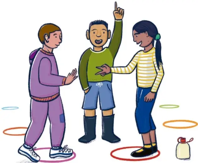 Ilustración de tres niños jugando a lanzar aros de colores hacia un cántaro de barro colocado en el suelo; uno de ellos levanta el dedo celebrando.