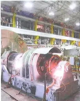 Fotografía de un generador de grandes dimensiones accionado por una turbina hidráulica.