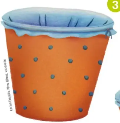 Cubeta naranja forrada interiormente con una playera azul.