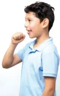 Fotografía de un niño con playera azul claro que levanta el puño y sonríe, en actitud de participar o exponer.