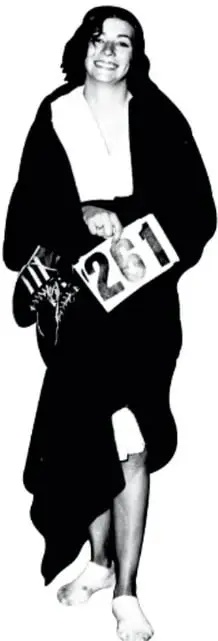 Ilustración en blanco y negro estilo recorte de fotografía de Kathrine Switzer corriendo, con su número 261 y su sudadera anudada a la cintura.