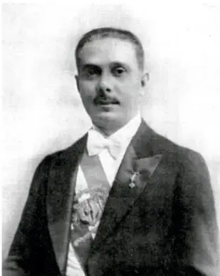 Fotografía en blanco y negro de Rafael Leónidas Trujillo, de traje con corbata de moño y banda/badges presidenciales.
