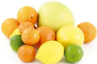 Fotografía de frutas de temporada: naranjas, limones y limas (el aguinaldo típico de la rama).