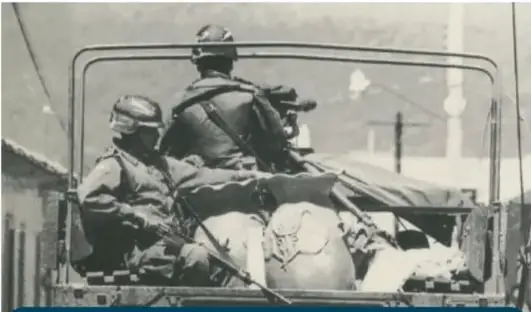 Fotografía en blanco y negro de militares en un vehículo, con la leyenda: 'En febrero de 1995, el gobierno envió fuerzas militares contra los zapatistas'.