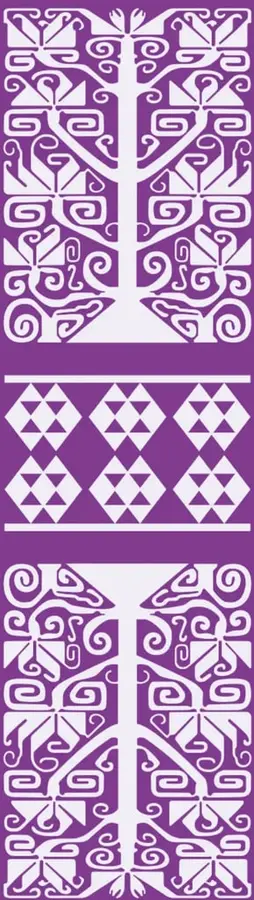 Franja vertical morada con tres patrones decorativos blancos: arriba y abajo, motivos textiles tipo greca con un árbol central; al centro, una banda de rombos geométricos.