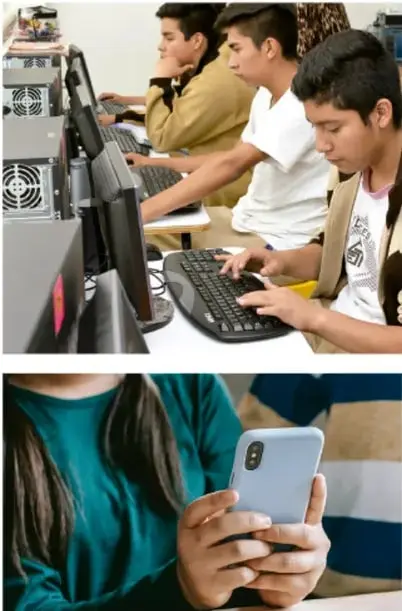 Fotografía de tres jóvenes adolescentes utilizando computadoras de escritorio en una sala de cómputo escolar.