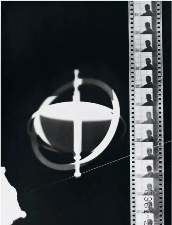 Fotografía en blanco y negro de una obra abstracta de Man Ray: una esfera con un eje vertical y anillos elípticos, junto a una tira de negativos fotográficos con siluetas.
