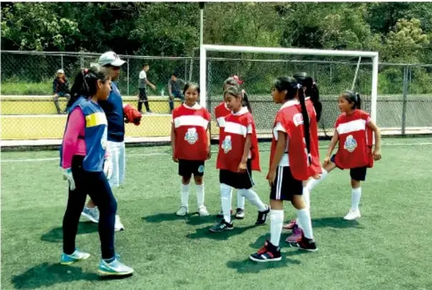 Grupo de estudiantes en una cancha de fútbol durante una actividad deportiva (crédito: Rosa Laura Tezoco Tehuintle, Veracruz).