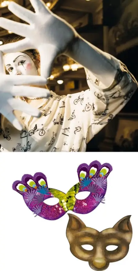 Fotografía de una mima con maquillaje blanco y vestuario claro, con las manos cubiertas de guantes, en pose teatral.