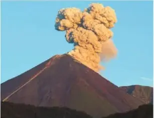 Erupción del volcán Reventador en agosto de 2016, con una columna de materiales expulsados.