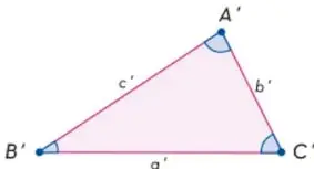 Triángulo A'B'C' semejante al anterior, con vértices A' (arriba), B' (izquierda) y C' (derecha). Los lados opuestos se etiquetan a' (B'C'), b' (A'C') y c' (A'B'). Los ángulos se marcan con arcos.