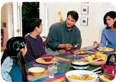 Familia almorzando en una mesa.