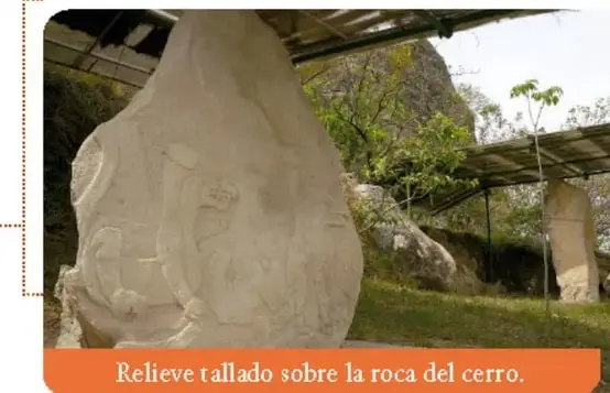 Los monumentos 1 (a) y 2 (b) del Edificio de las Lajas, en Zazacatla: dos esculturas sedentes dentro de nichos.
