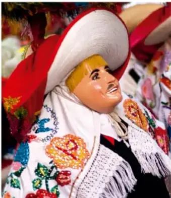 Figura con vestimenta tradicional y sombrero grande, probablemente personaje de una tradición o fiesta popular mexicana.