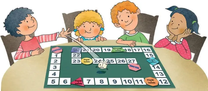 Cuatro niños sentados alrededor de una mesa jugando con un tablero numerado del 1 al 27 y un dado gigante sobre el tablero.