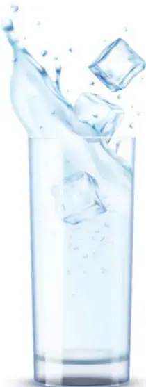 Vaso con agua y hielos salpicando, que representa el agua fría del testimonio de Zazil.