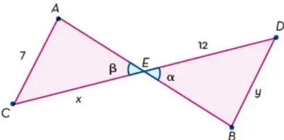 Dos triángulos opuestos por el vértice E, con lados 7, x, 12, y y ángulos α y β.