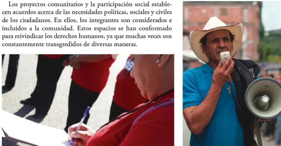 Hombre con sombrero y camisa azul hablando por un megáfono en un espacio público.